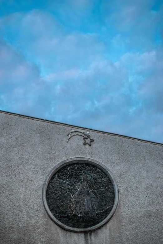 this is a po of a wall in front of a blue sky