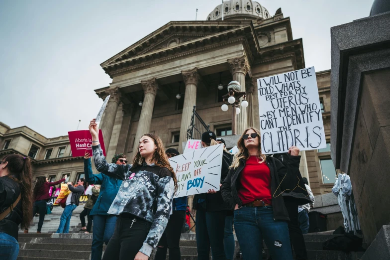 the protesters are holding signs in front of the courthouse