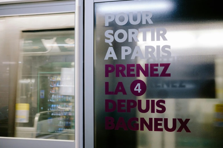 a subway sign reads prnez la dys deplus bagneux