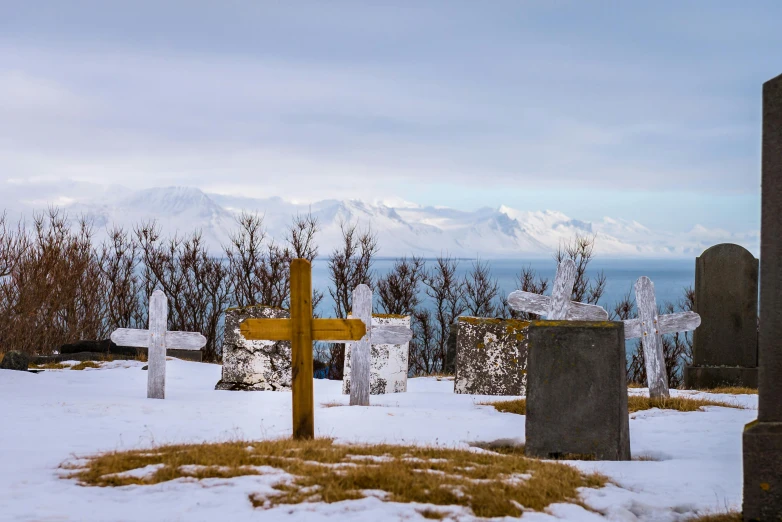 a cross and some snow in the mountains