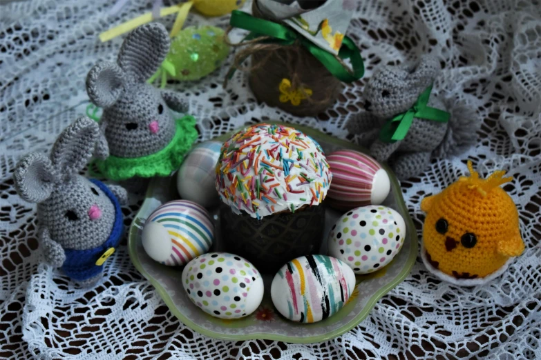the crocheted easter cupcakes are on the table