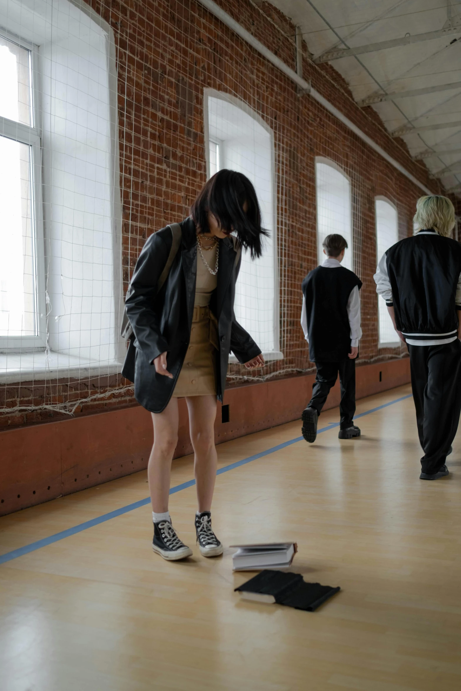 a woman standing in the middle of a room with many people