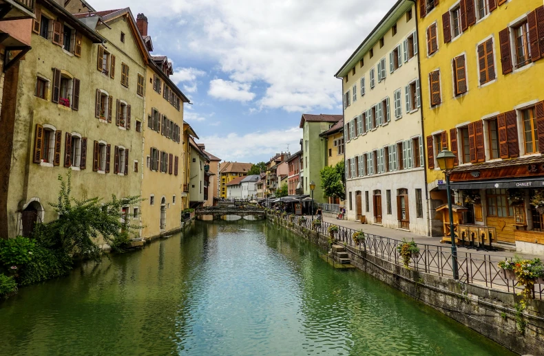 a city is shown with several buildings lining the canal