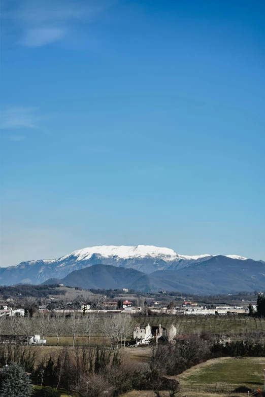 there is a sky view of snow on the mountains