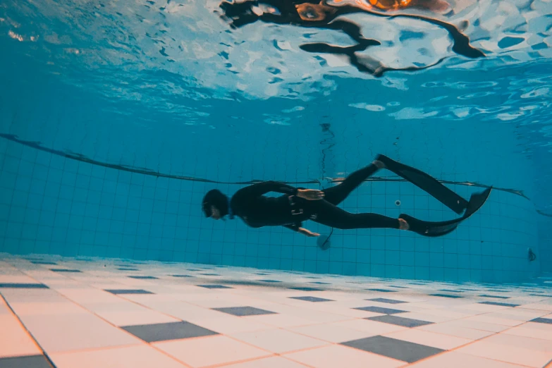 the woman is doing tricks on a rope in the pool