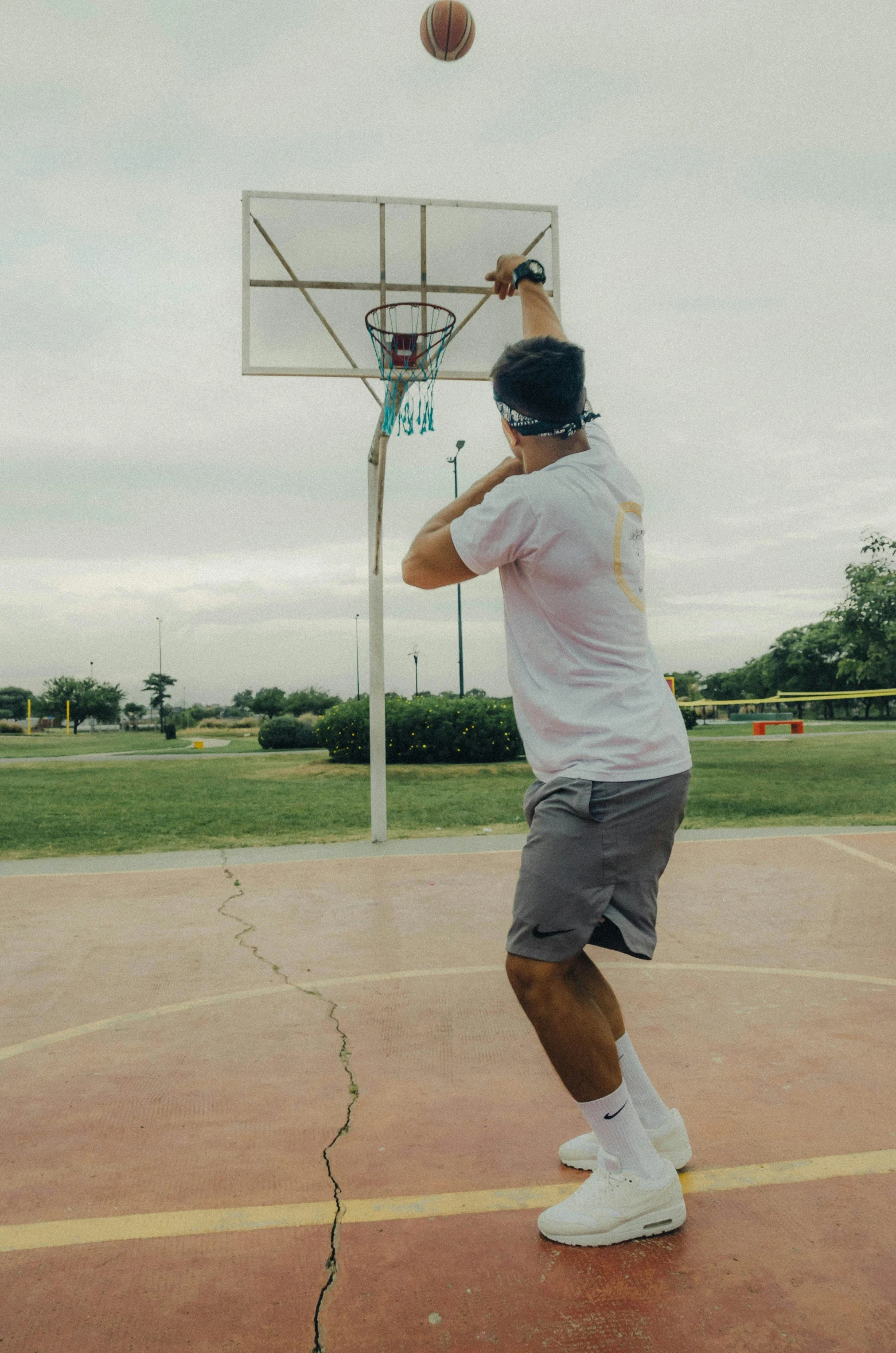 the young man is playing basketball outside by himself