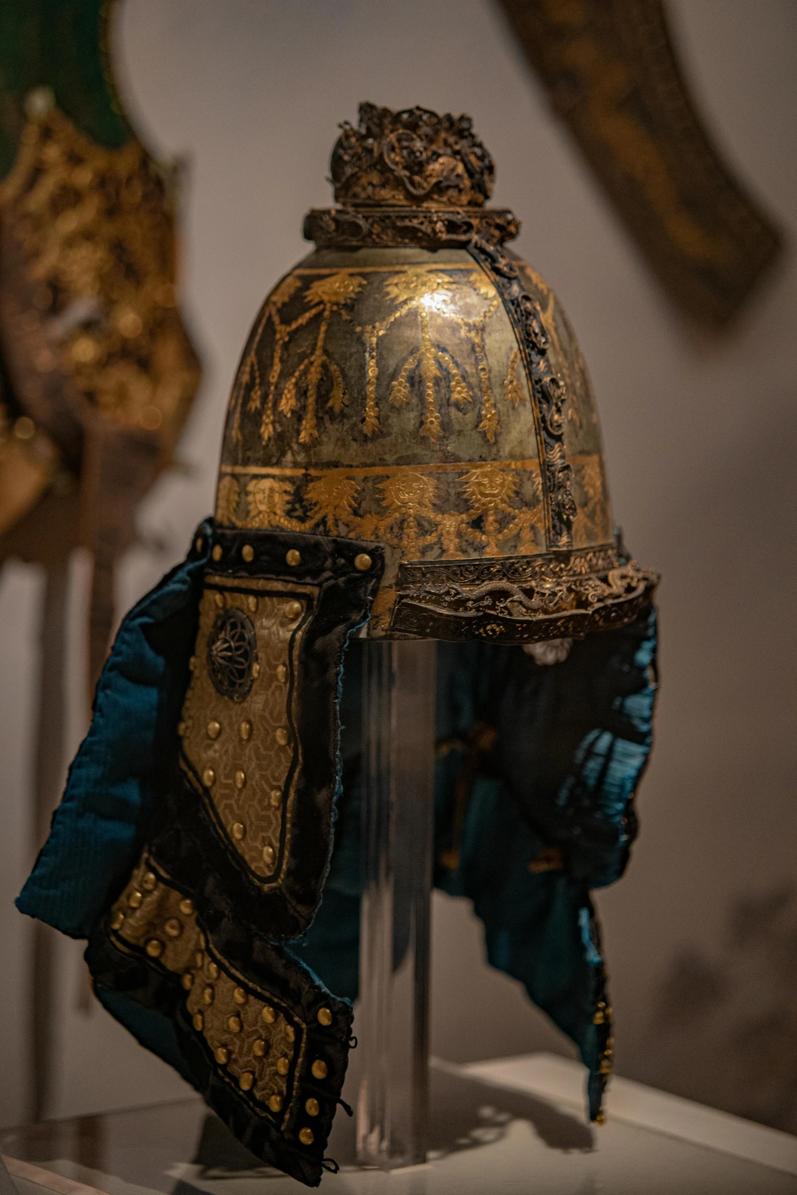 the helmet of the person who fought a roman empire is displayed at the museum