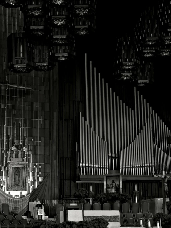 a large organ in front of an elaborate wall