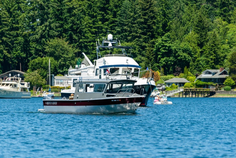 a boat traveling in the ocean in front of some houses