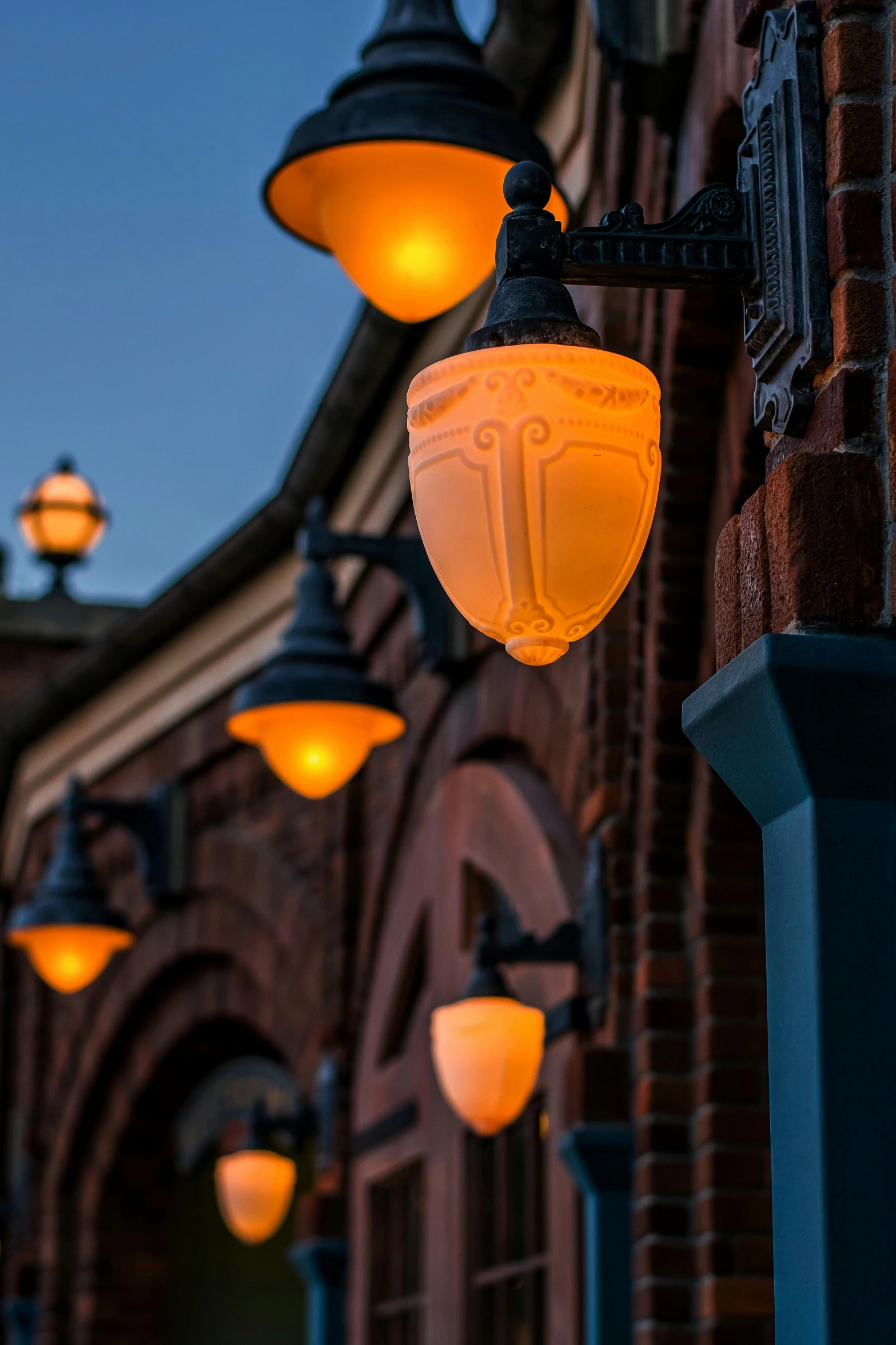 some lights are shining brightly and hanging from the building