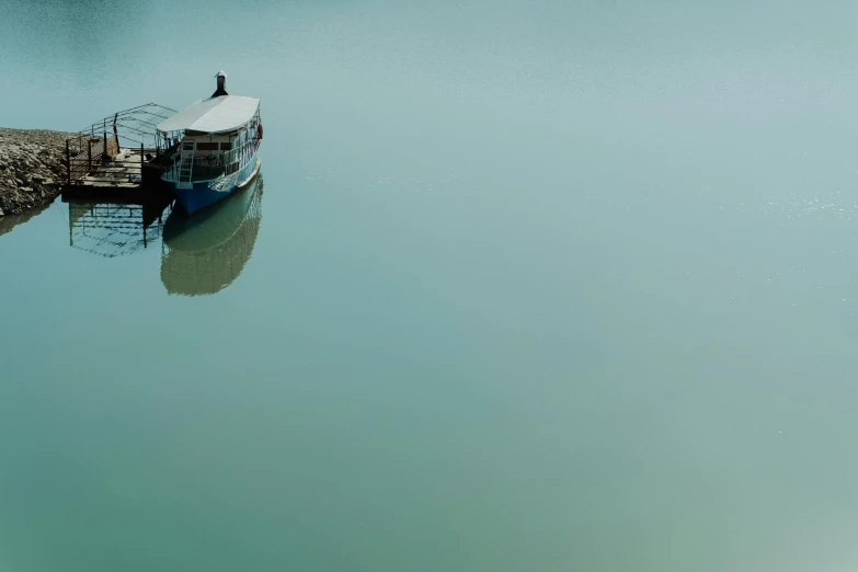 there is a boat in the water with no people