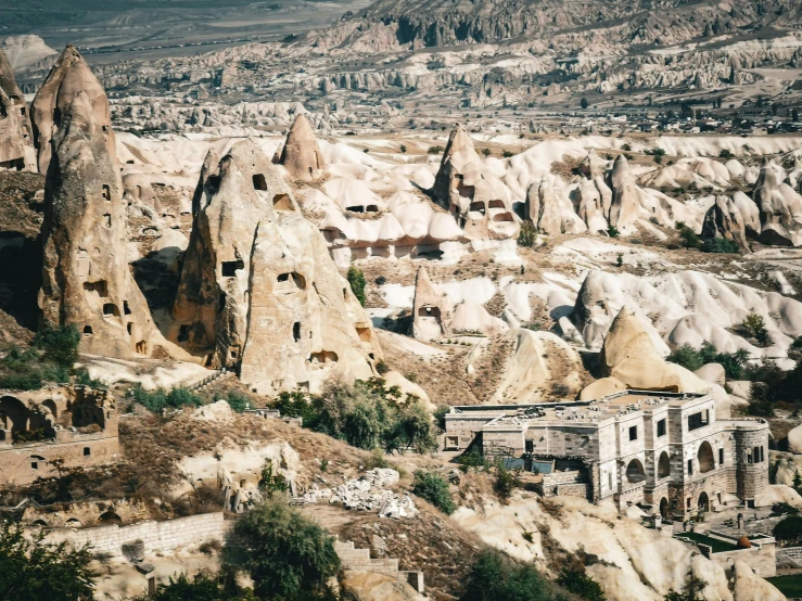 the mountain top contains very small rocky structures