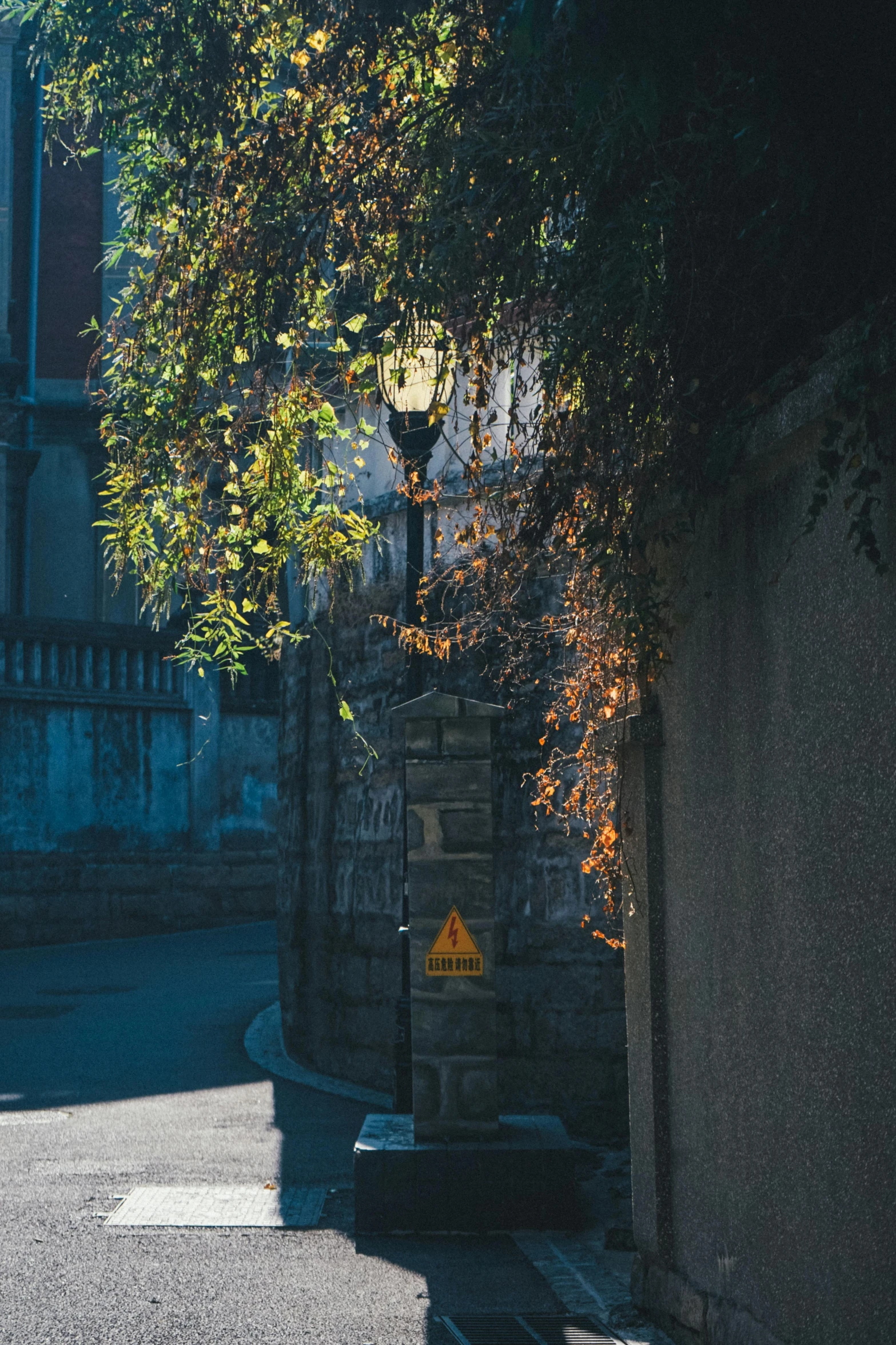 a yellow sign is posted on the corner of a dark street