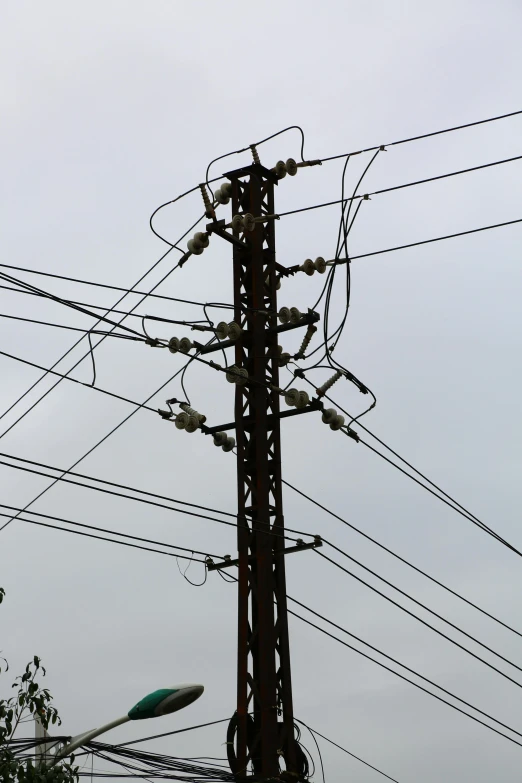 a bunch of wires that are above a building