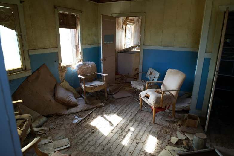 a room with no furniture and peeling paint