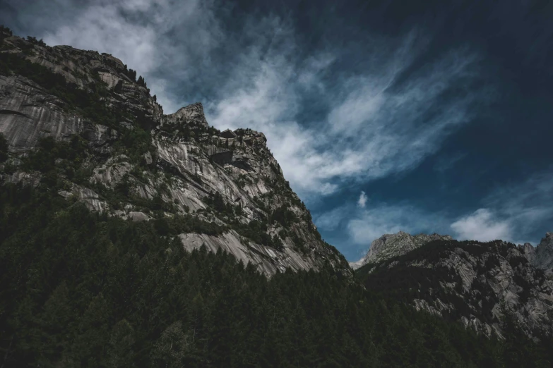 clouds loom over the mountains on a cloudy day