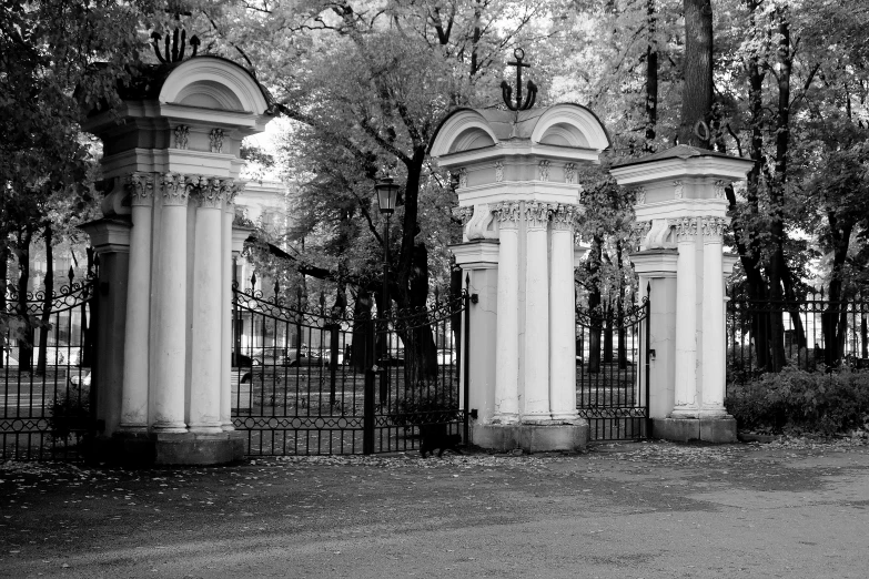 a black and white po of the back fence to a park