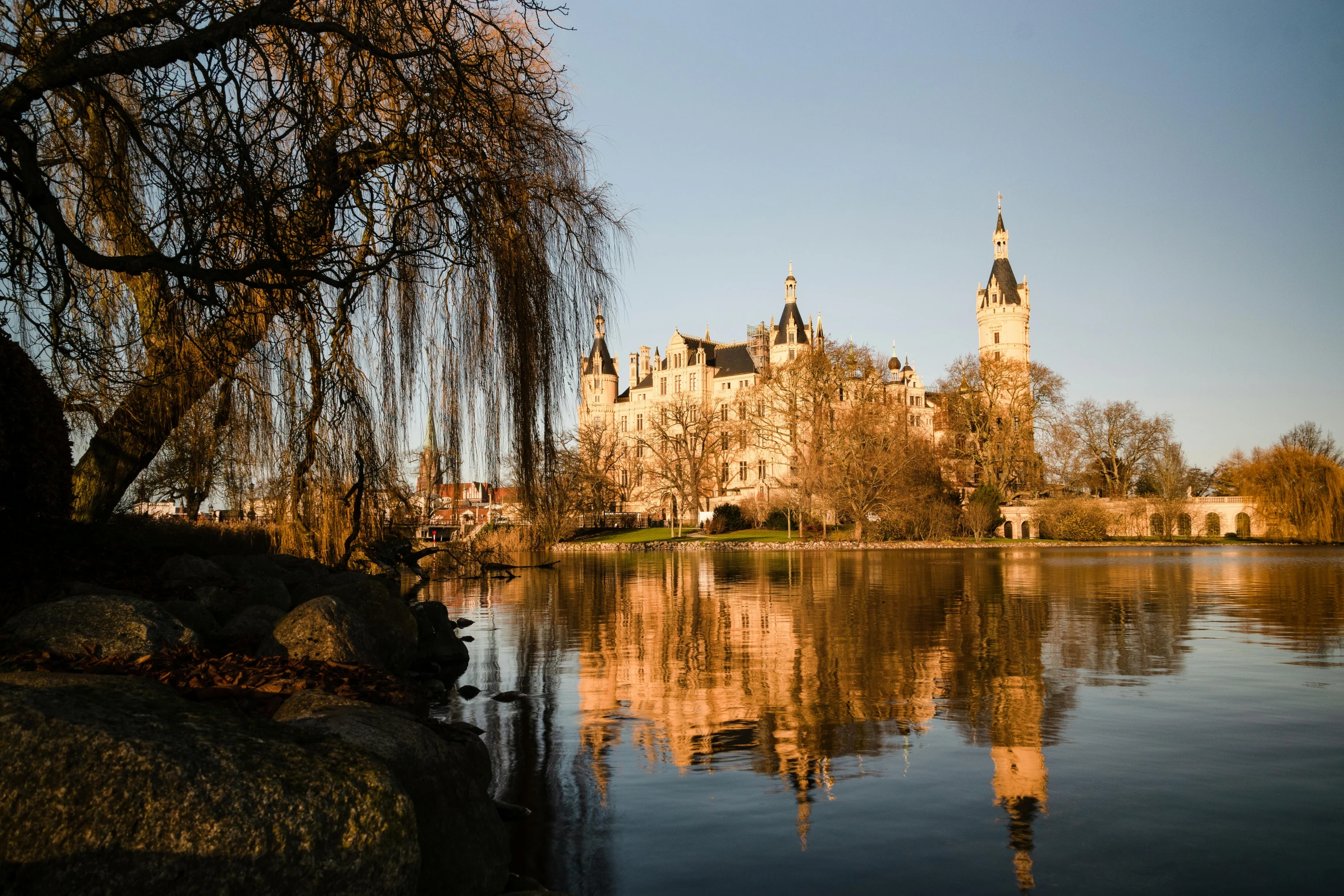 a very big pretty building by a lake