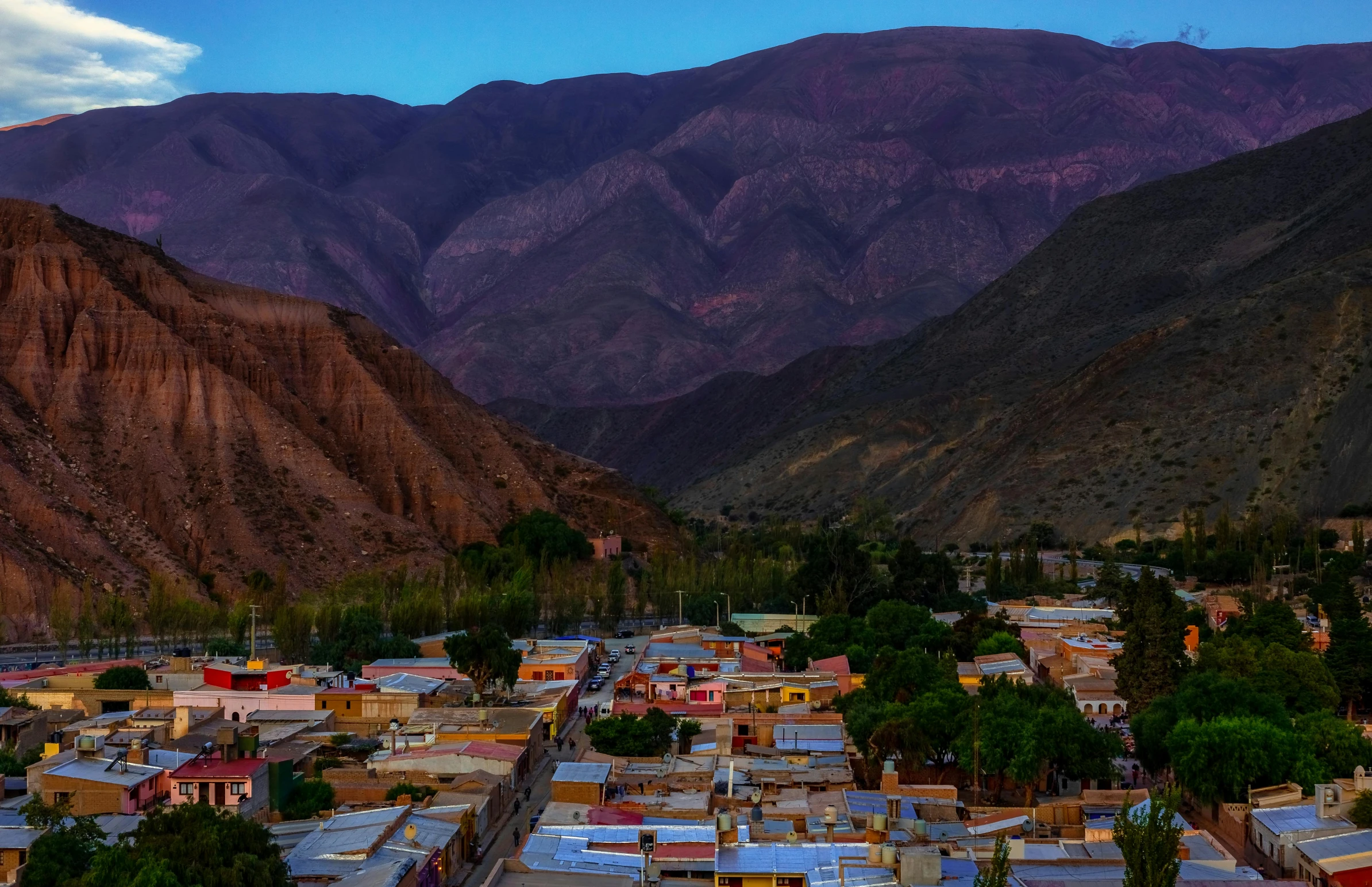 the town is situated in front of mountains