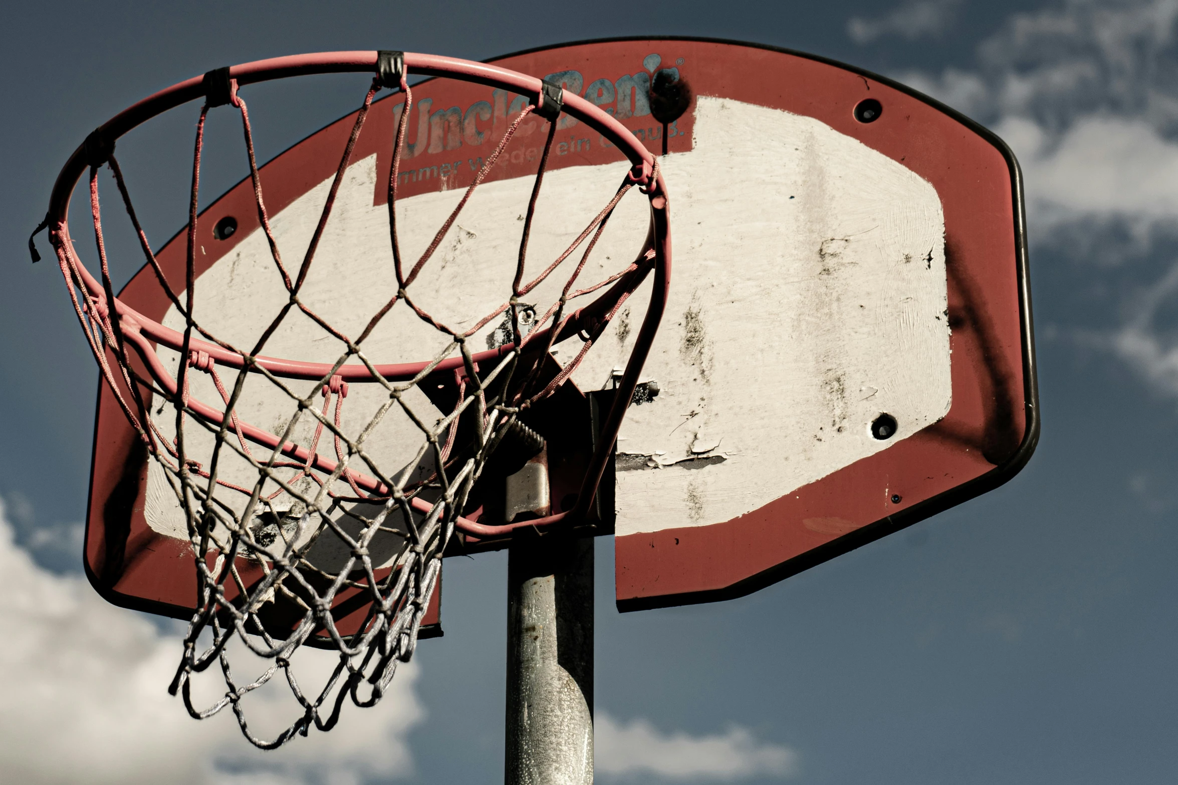 a basketball net with the name duke's is shown