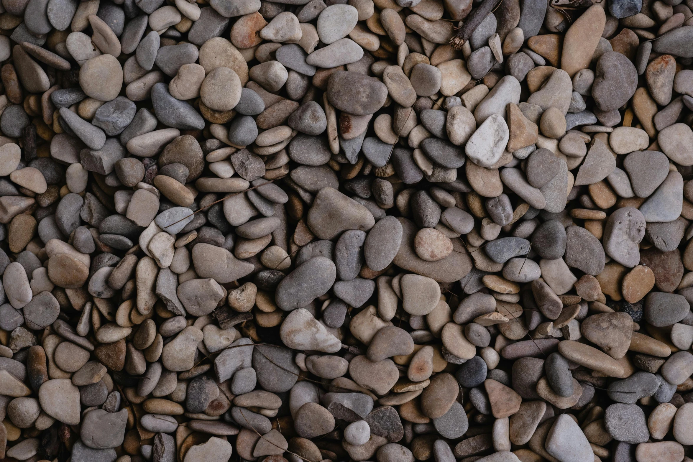 a close up of a bunch of rocks near each other