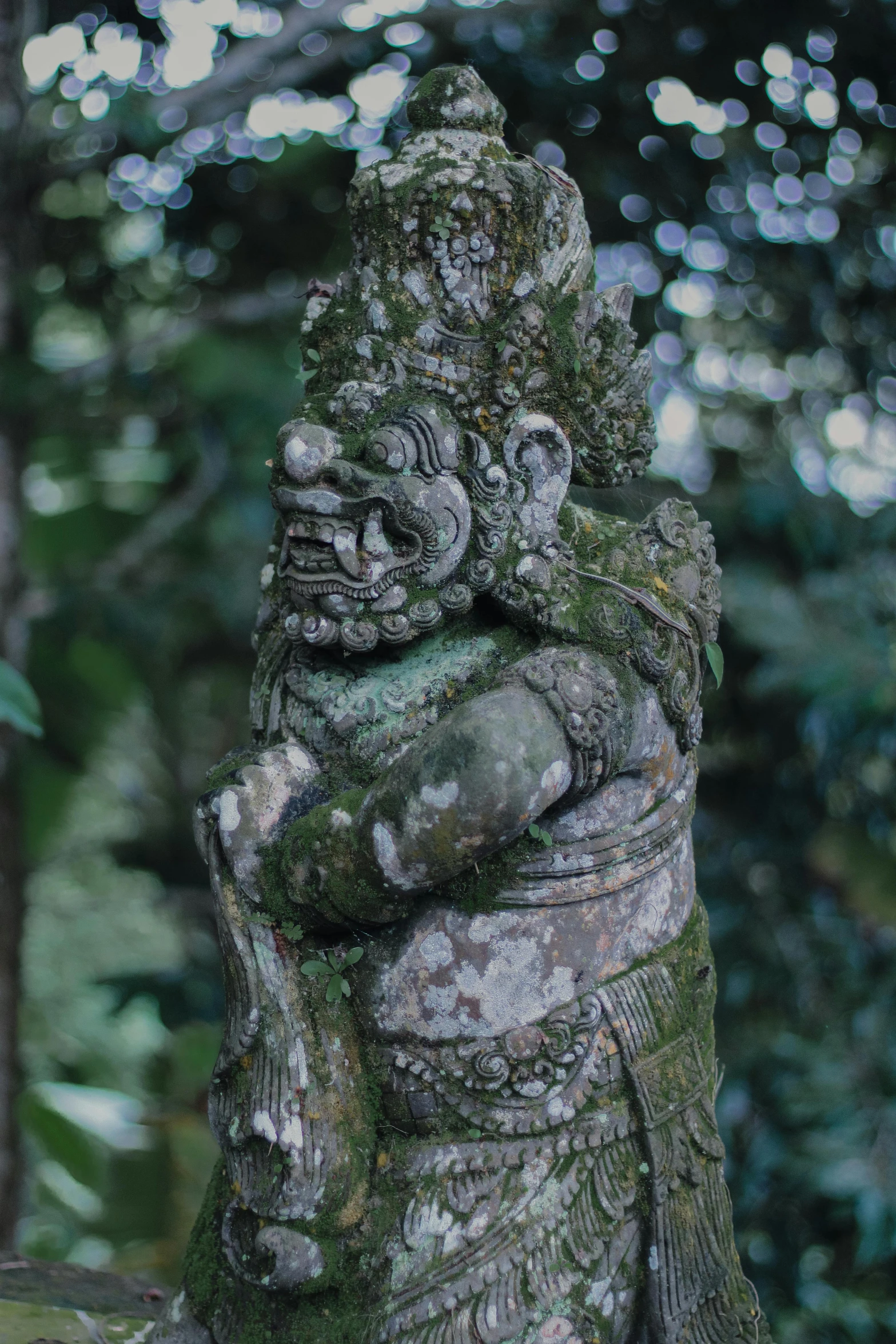 an odd statue in the middle of a forest