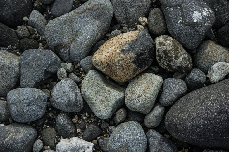 some rocks are laying down in a pile