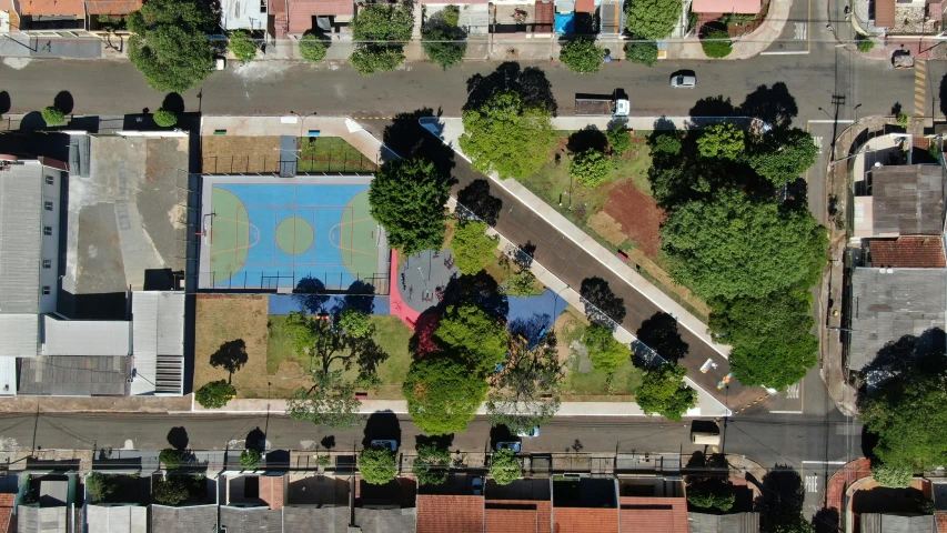 an overhead s of a tennis court in a neighborhood