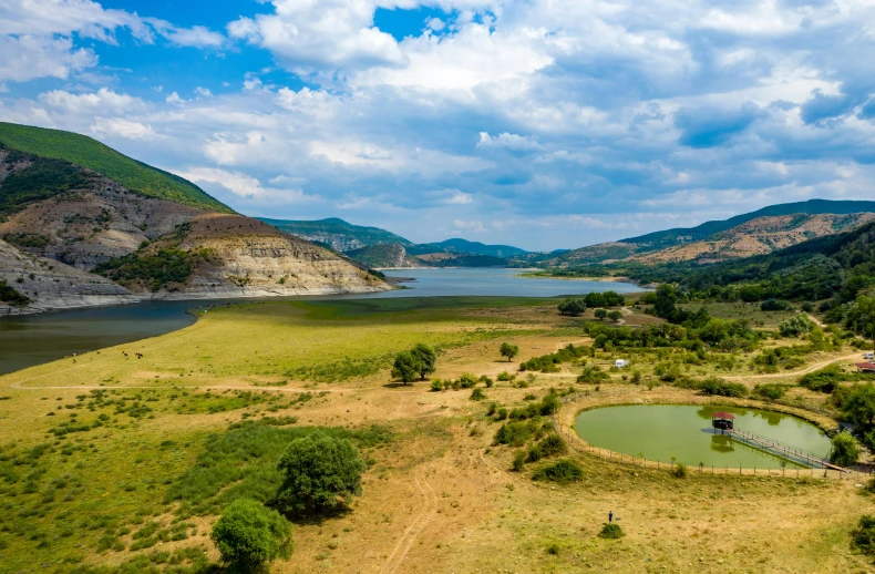 a scenic view of the countryside with mountains around