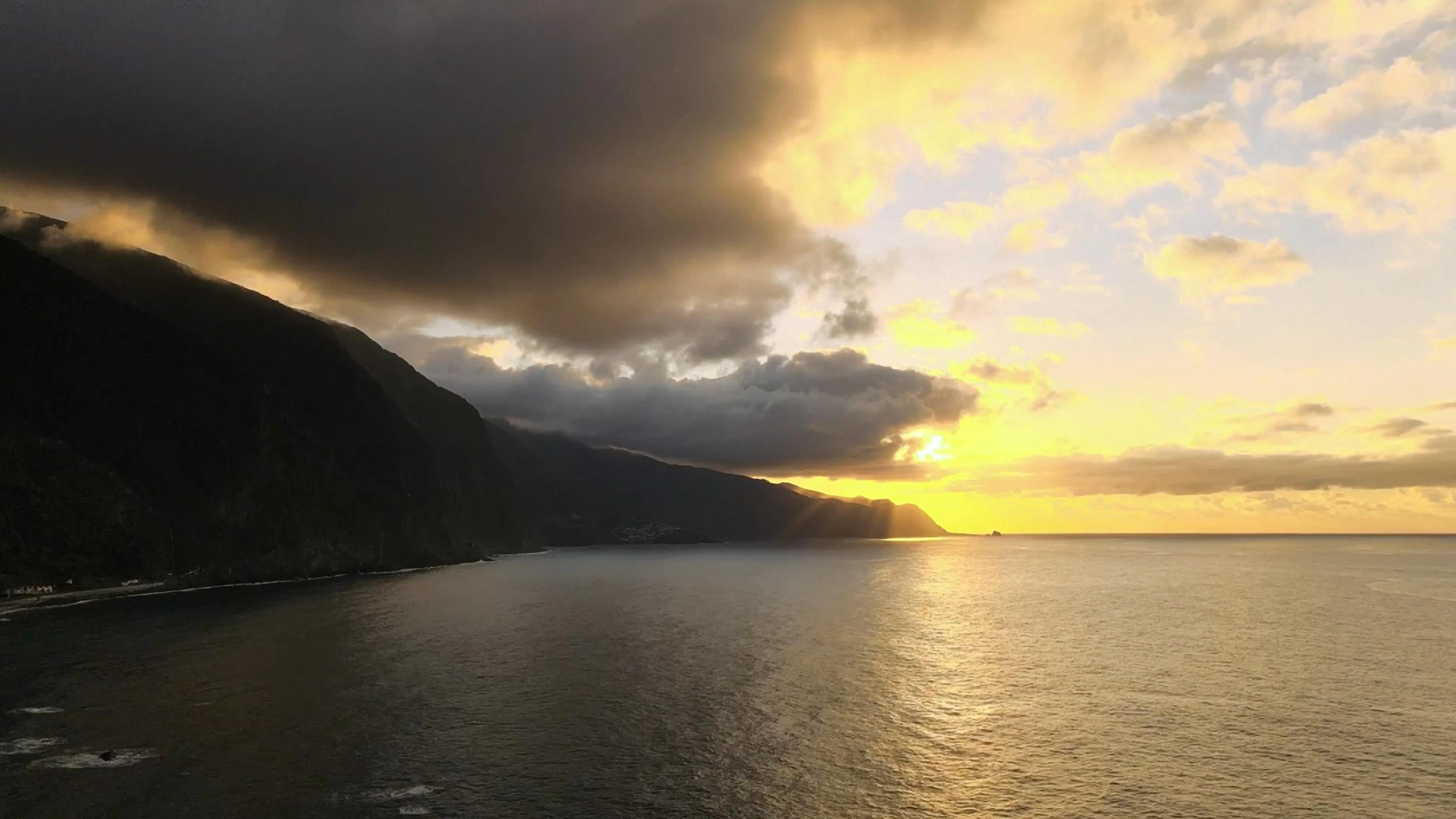 there is a picture of the ocean at sunset