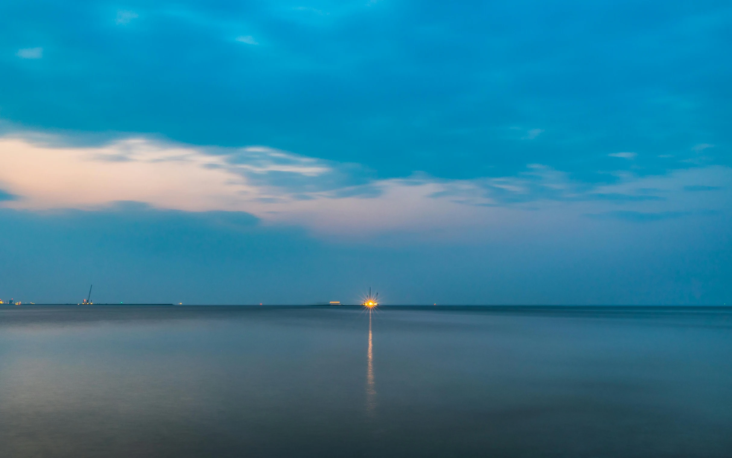 a distant view of the horizon of an ocean