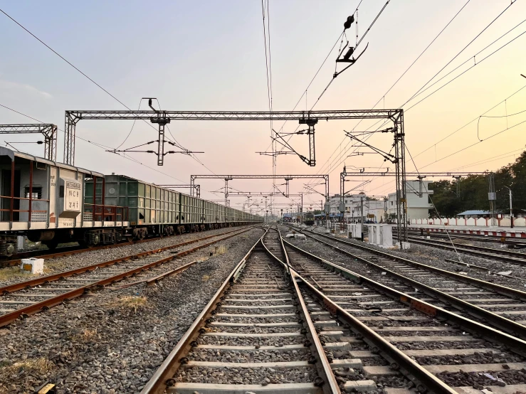 a train traveling through the middle of an empty track