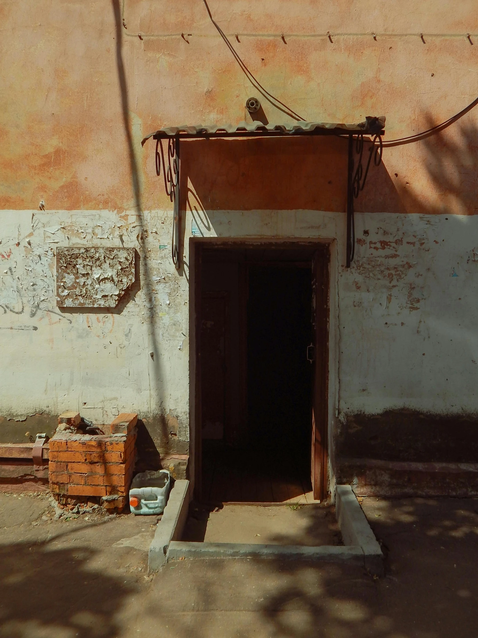 an empty doorway on the outside of a building