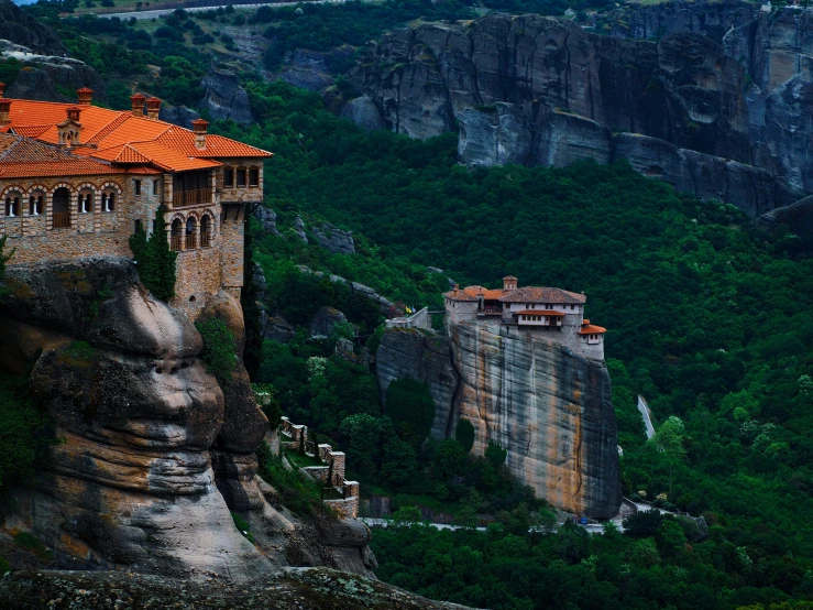 this image is the cliff house in a mountainous region