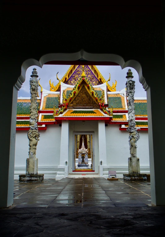 the entrance to the entrance area of a building with columns and columns