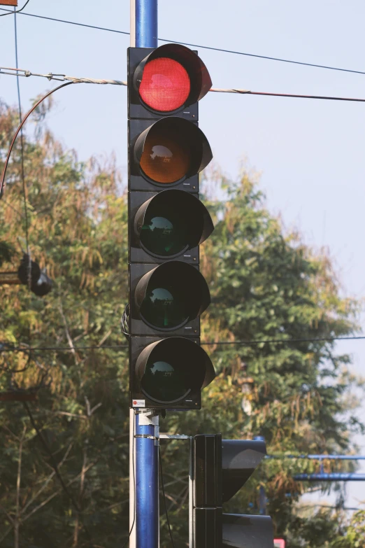 there is a stop light with several red lights