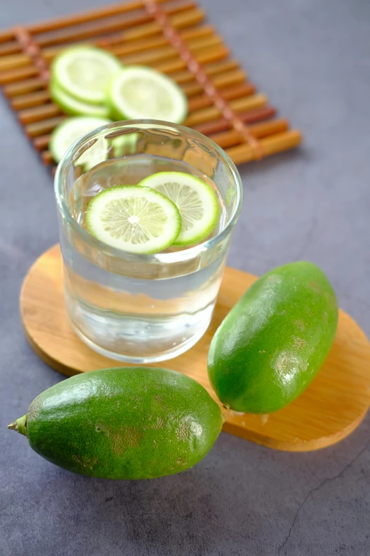 there is a plate with a glass and two limes