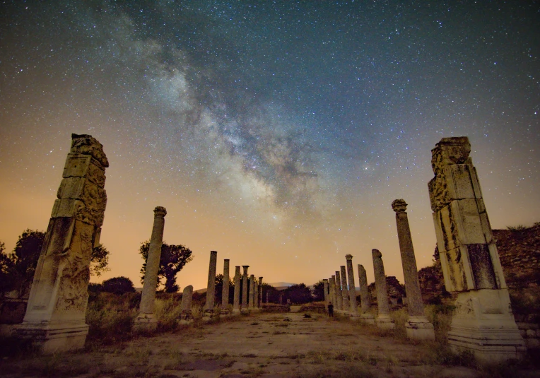 this is the milky po of the night time sky in ancient ruins