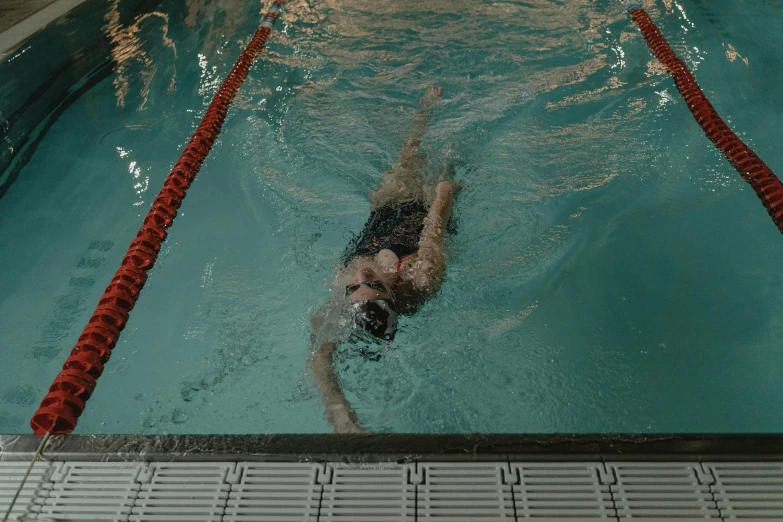 two swimmers in the pool and a red line pointing toward each other