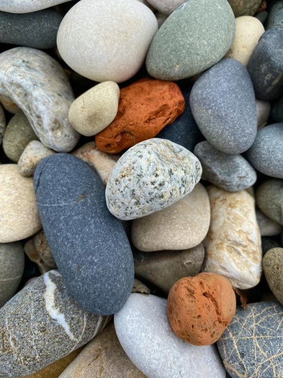 various stones in the same color are next to each other
