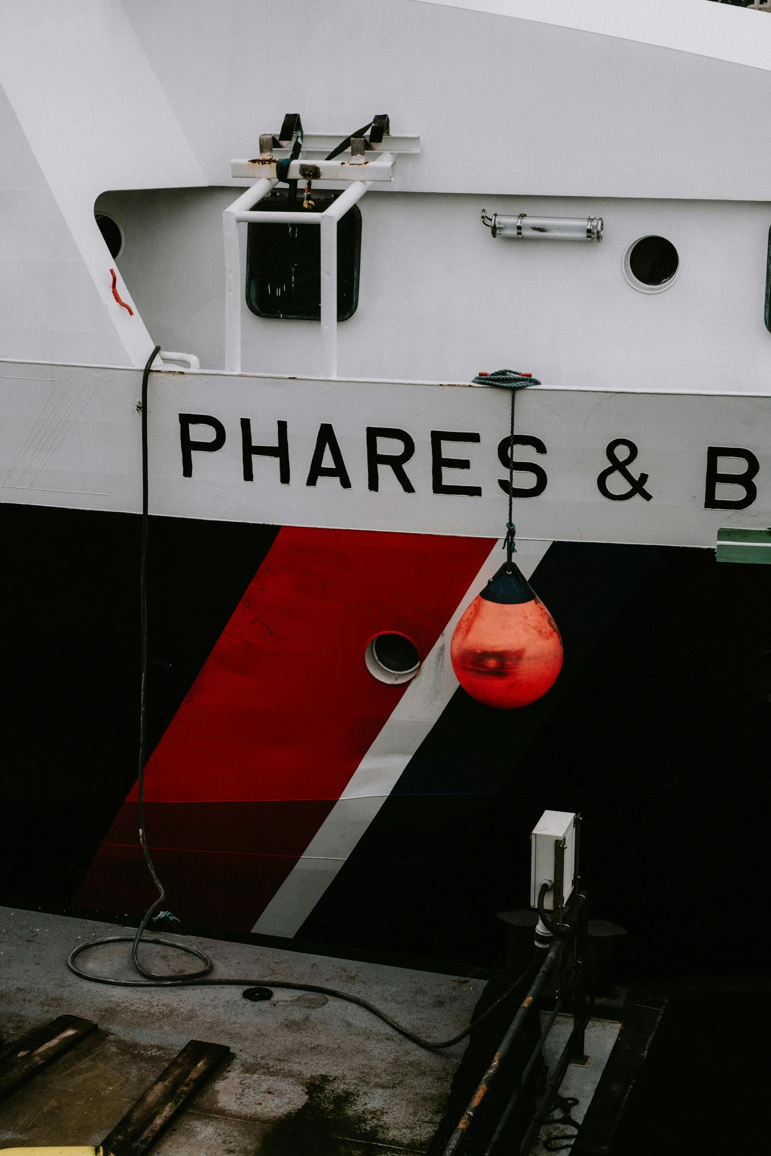 a close up of the back end of a ship