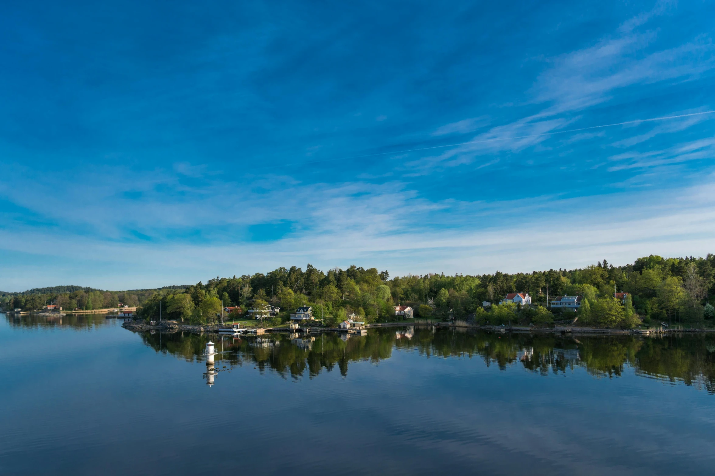 several houses along the edge of a lake