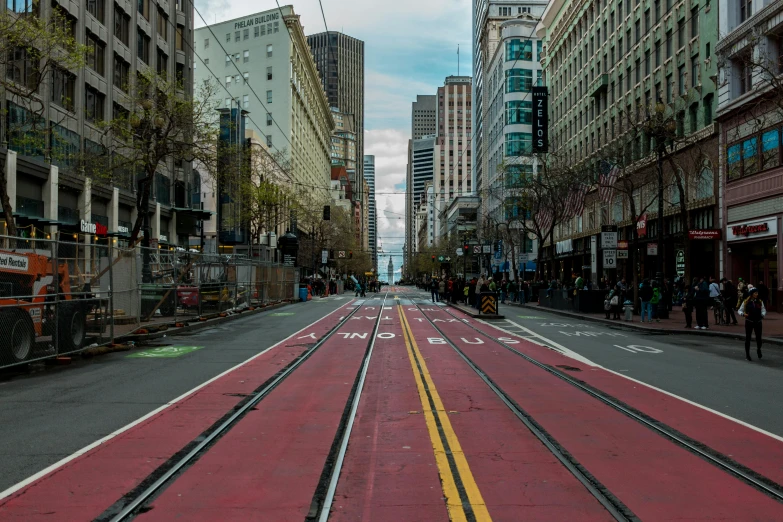 an empty city street in the middle of an urban area