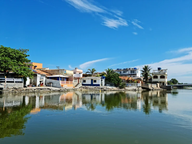 there is a reflection in the water of houses