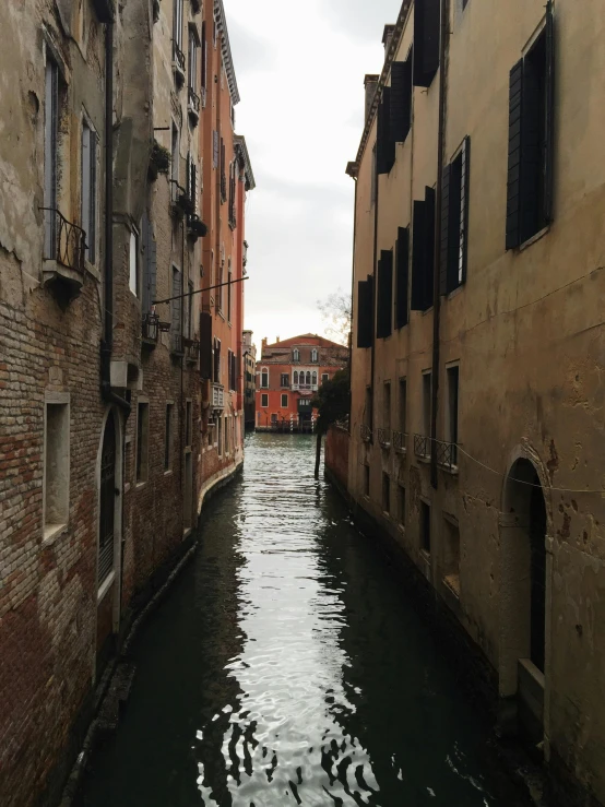 an alley in venice's old town has many windows