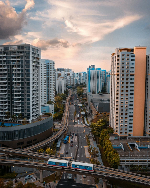 a train moves along the railroad tracks through a city