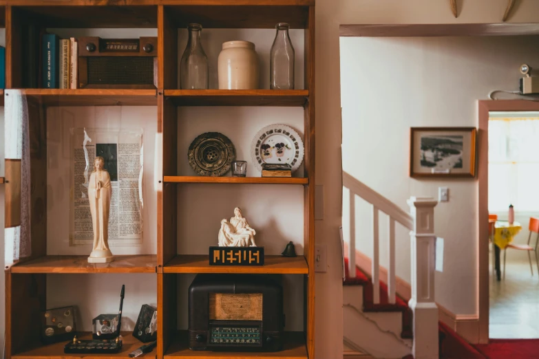 the book shelf has many things on it