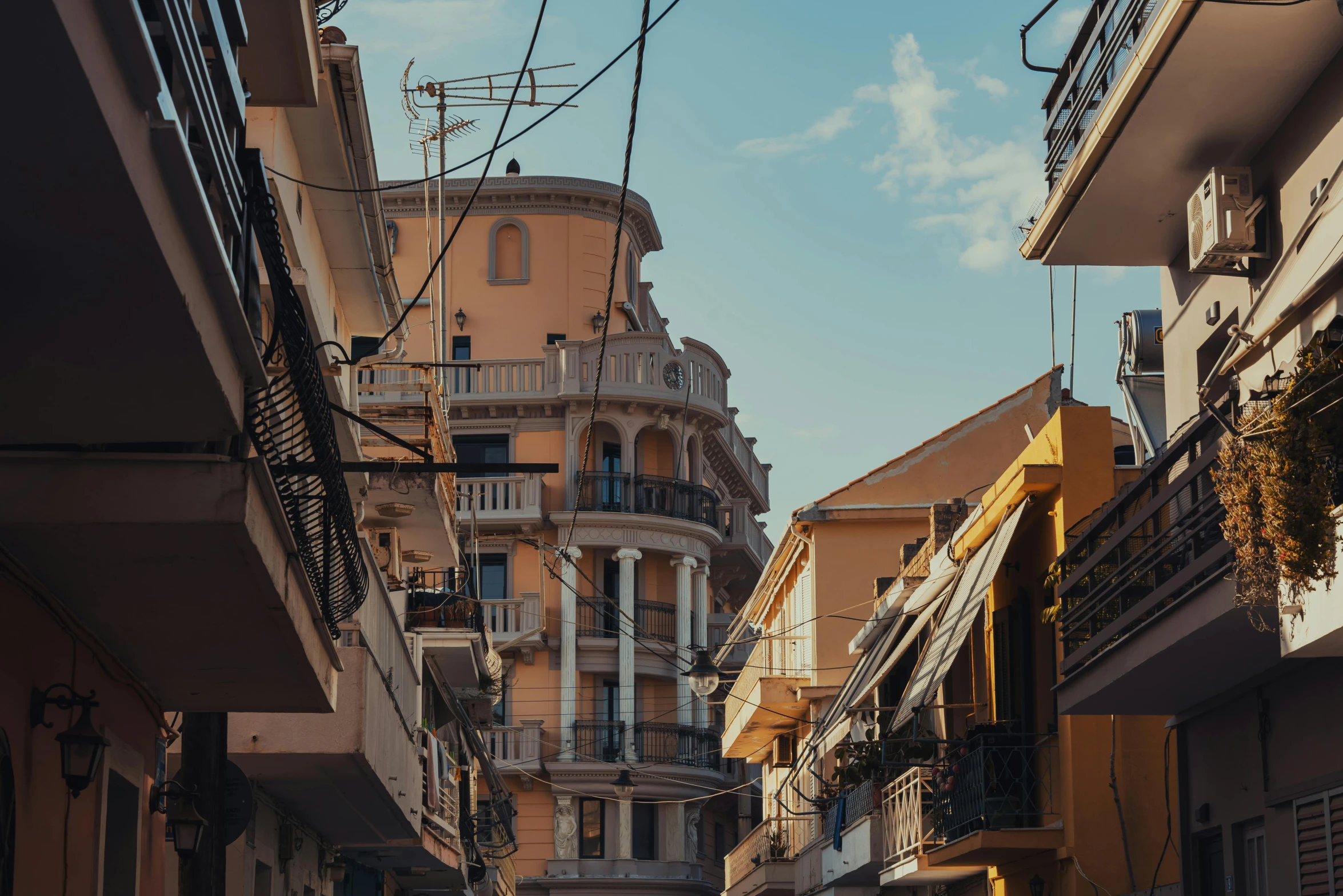 the buildings are all lined up next to each other