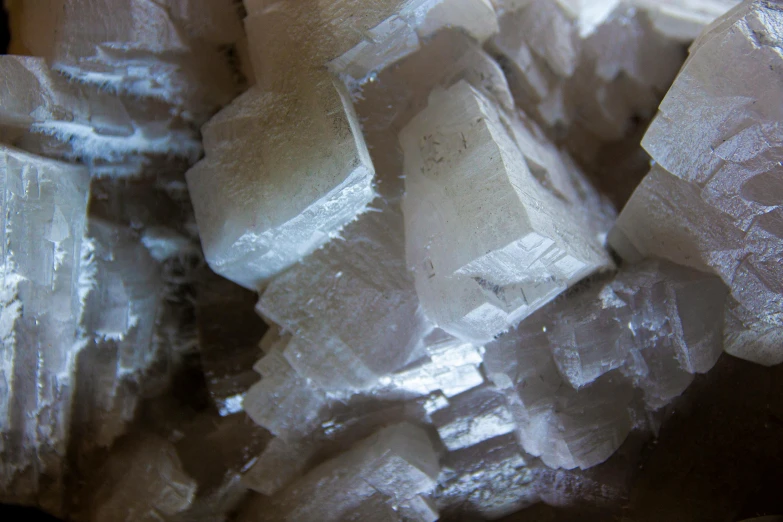 a pile of white crystals sitting next to each other