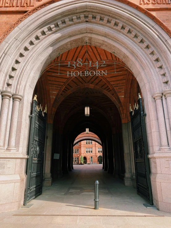 a tall building that has a archway on one side